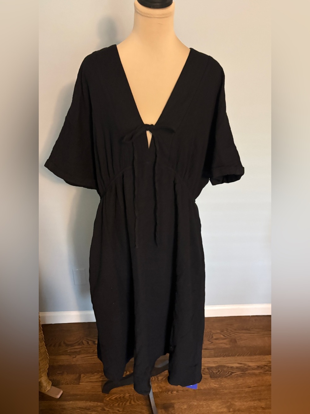 Women's Black V-Neck Tie-Front Midi Dress